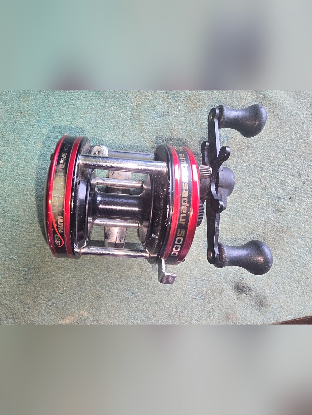 Abu Garcia Ambassadeur 5000C Classic Baitcasting Reel - Red/Black - Picture 2 of 10